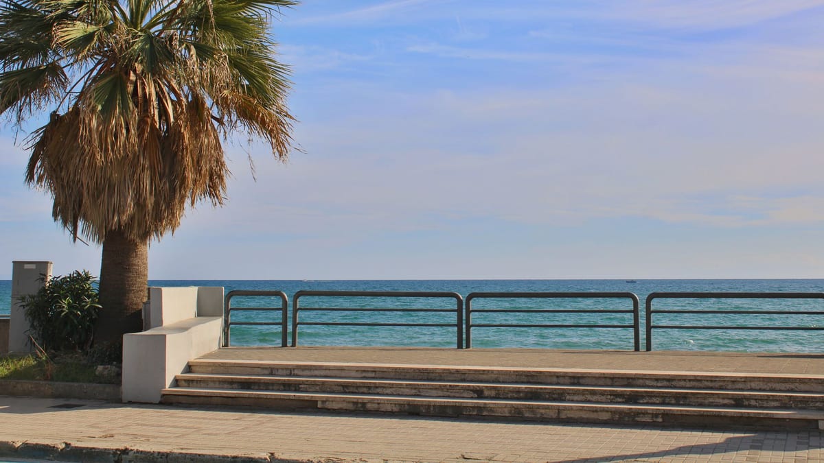 Paseo marítimo de Dénia con vistas al mar y la costa valenciana