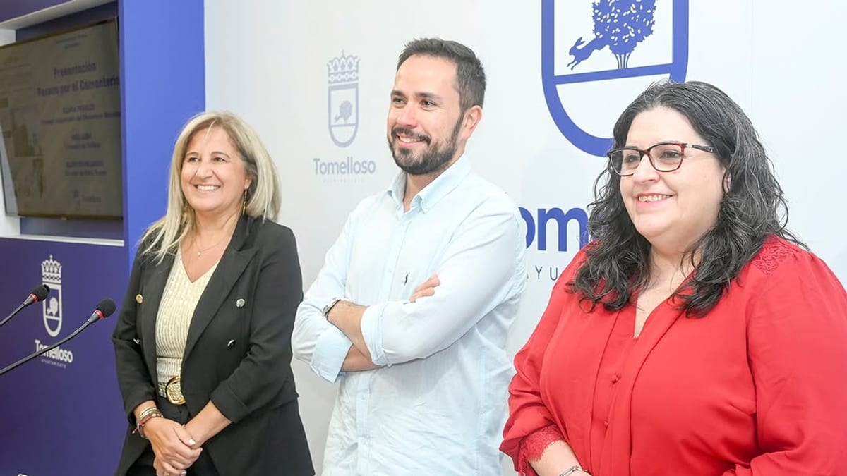 Tres personas posando en evento oficial de Tomelloso, iniciativa Paseos por el Cementerio