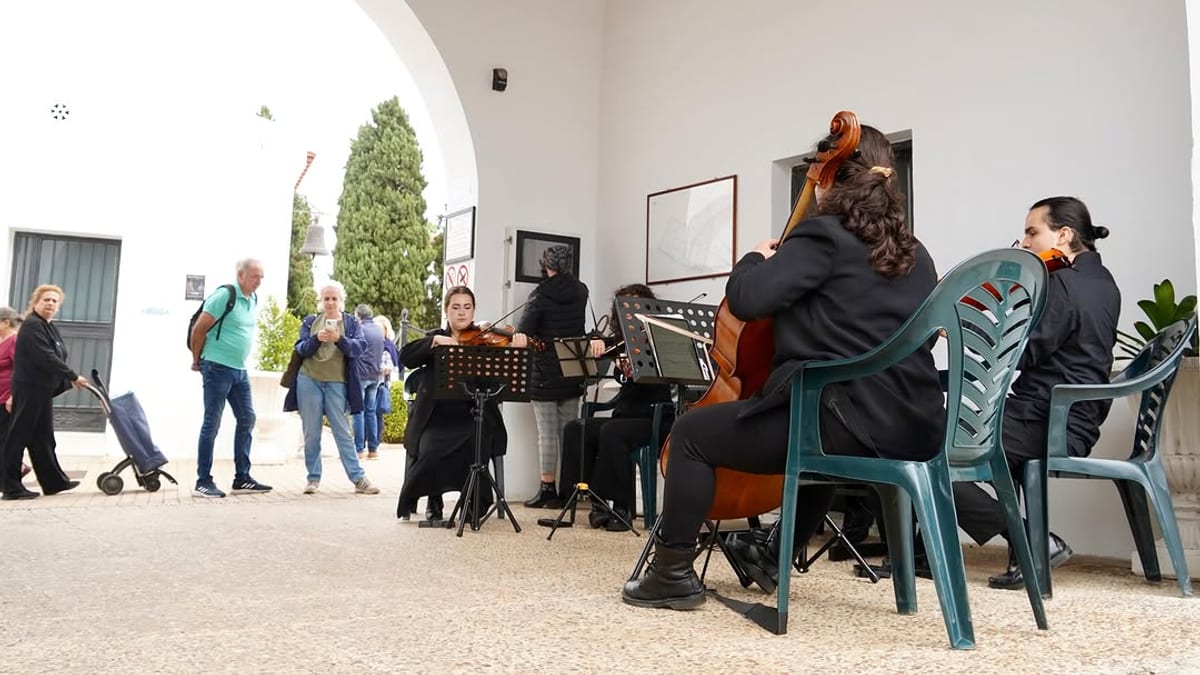 Cartel informativo sobre los pases musicales de Quintetos para la Eternidad en los cementerios de Badajoz el 1 de noviembre