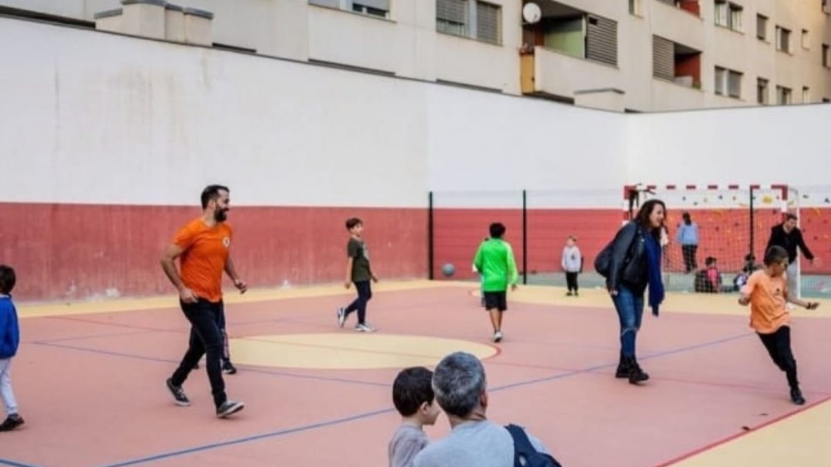 Nens jugant al patio d'una escola de Barcelona durant Patis Oberts