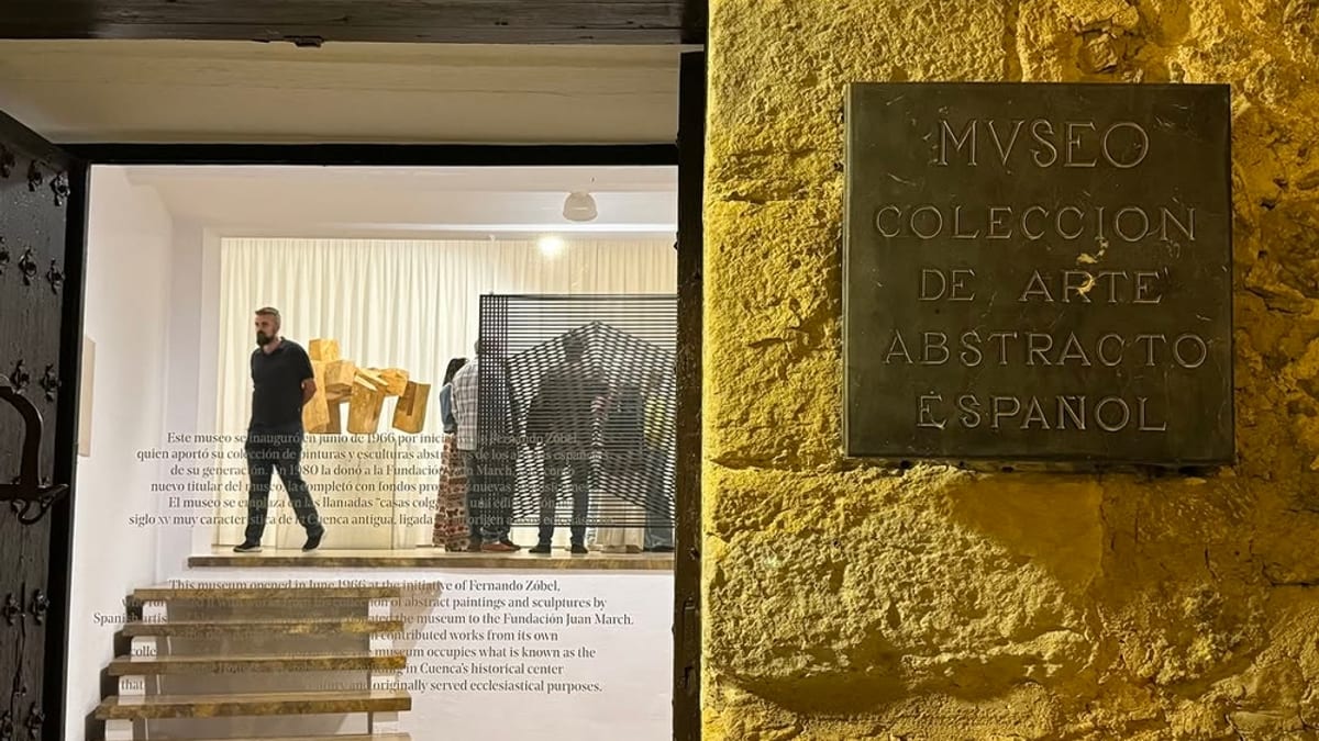 Cartel del programa Patrimonios compartidos con el logo del Grupo Ciudades Patrimonio de la Humanidad de España y la fachada del Museo de Arte Abstracto Español de Cuenca