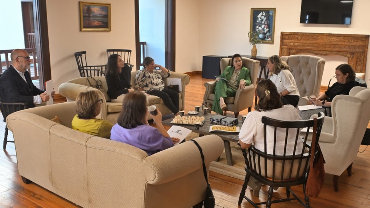 Reunión del Patronato de Turismo de Fuerteventura con representantes de turoperadores en espacio interior con sofás