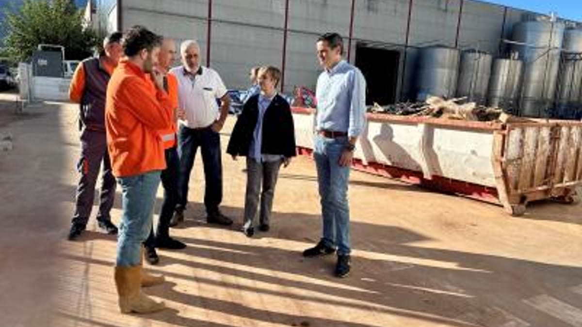 Marián Cano durante su visita al área industrial Sector 2 de Pego para conocer empresas dañadas por la dana Adam