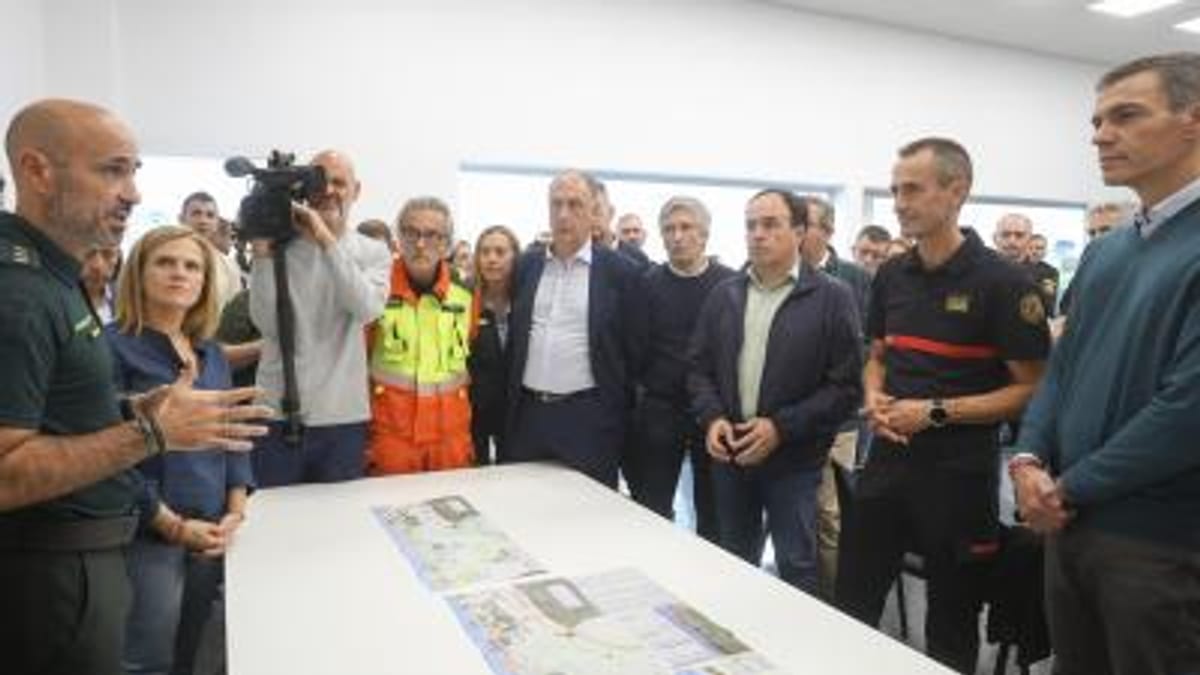 Pérez Llorca en reunión durante la visita del Presidente del Gobierno a Oliva para abordar la reconstrucción tras la dana