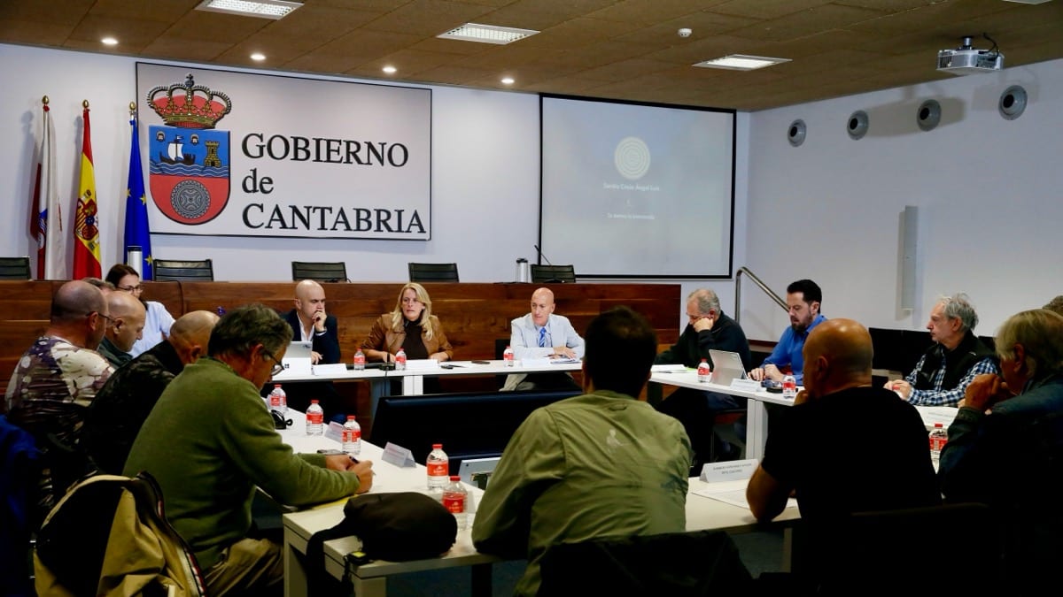 Consejera Susinos presentando la normativa de pesca continental 2027 en el Consejo Regional de Pesca de Cantabria