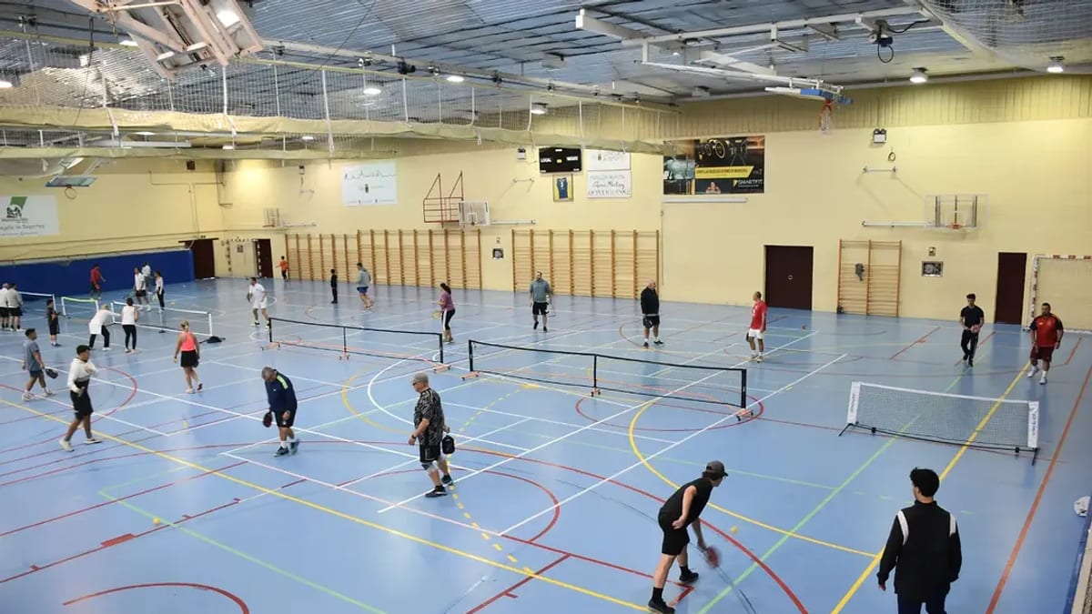 Niños practicando deporte en polideportivo cubierto