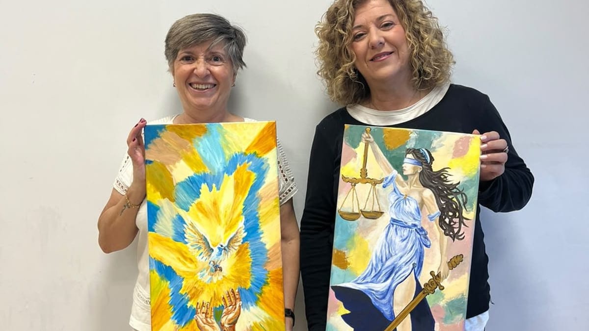 Dos lienzos donados por artistas locales en el Juzgado de Paz de Pinto