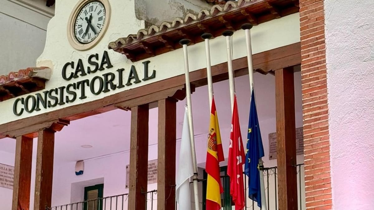Banderas de Pinto a media asta en señal de duelo por las víctimas del accidente ferroviario de Urda