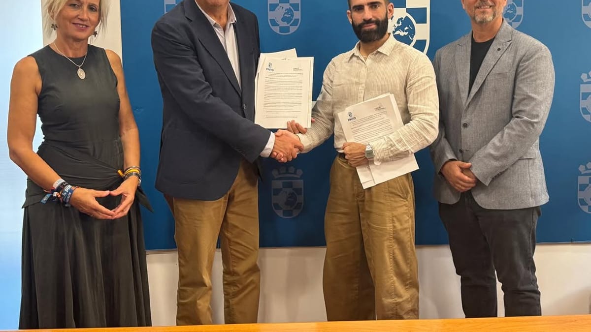 Firma del convenio entre Ayuntamiento de Pinto y Fundación Cibervoluntarios para inclusión digital