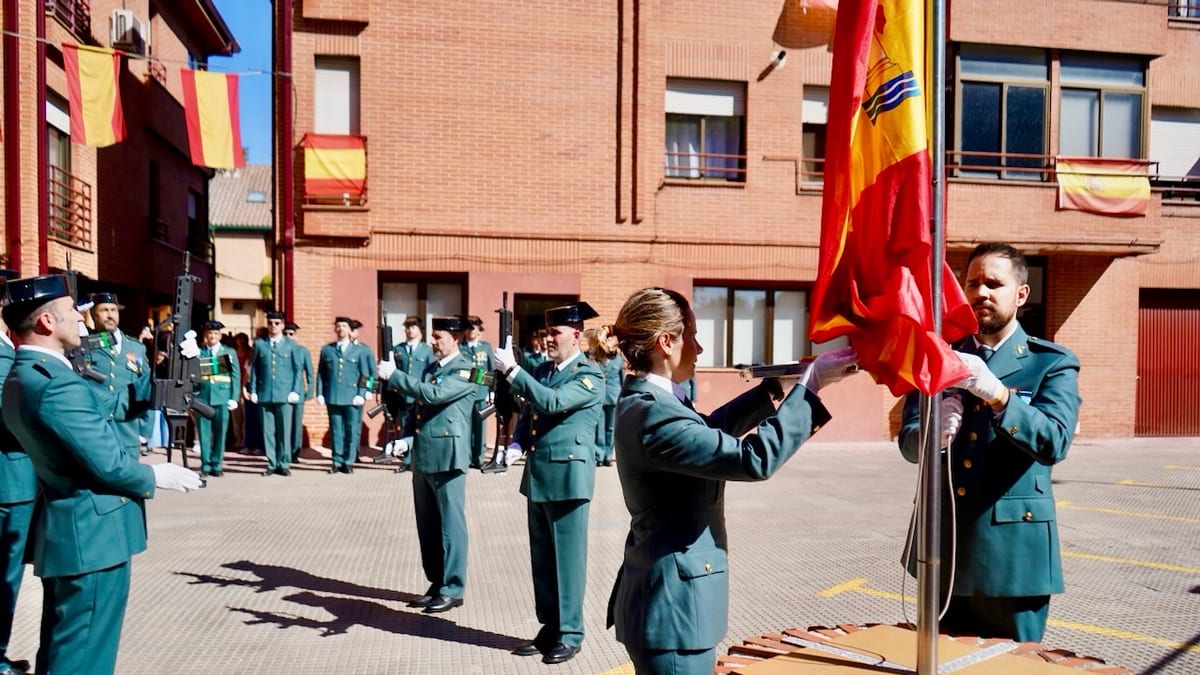 Ceremonia del Día de la Hispanidad en el Cuartel de la Guardia Civil de Pinto con presencia de autoridades y personal en uniforme junto a banderas españolas