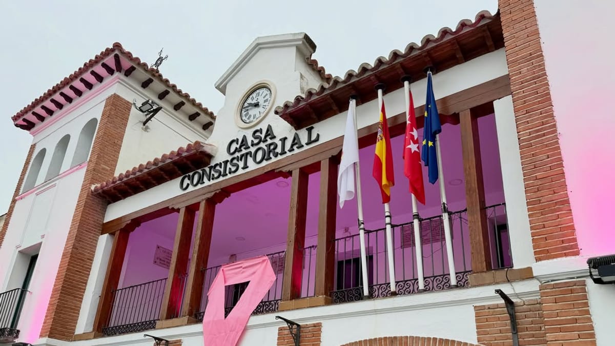 Cartel del Ayuntamiento de Pinto para la conmemoración del Día Internacional Contra el Cáncer de Mama con lazo rosa