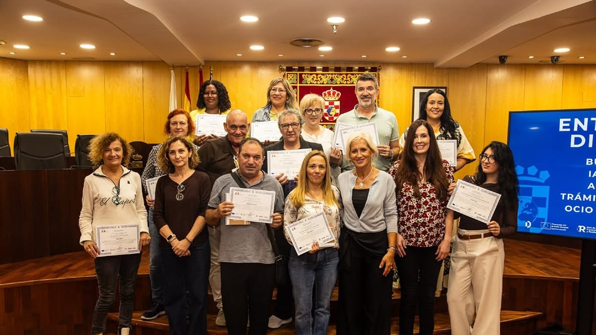 Participantes con diplomas en la ceremonia de entrega de cursos de formación del Ayuntamiento de Pinto