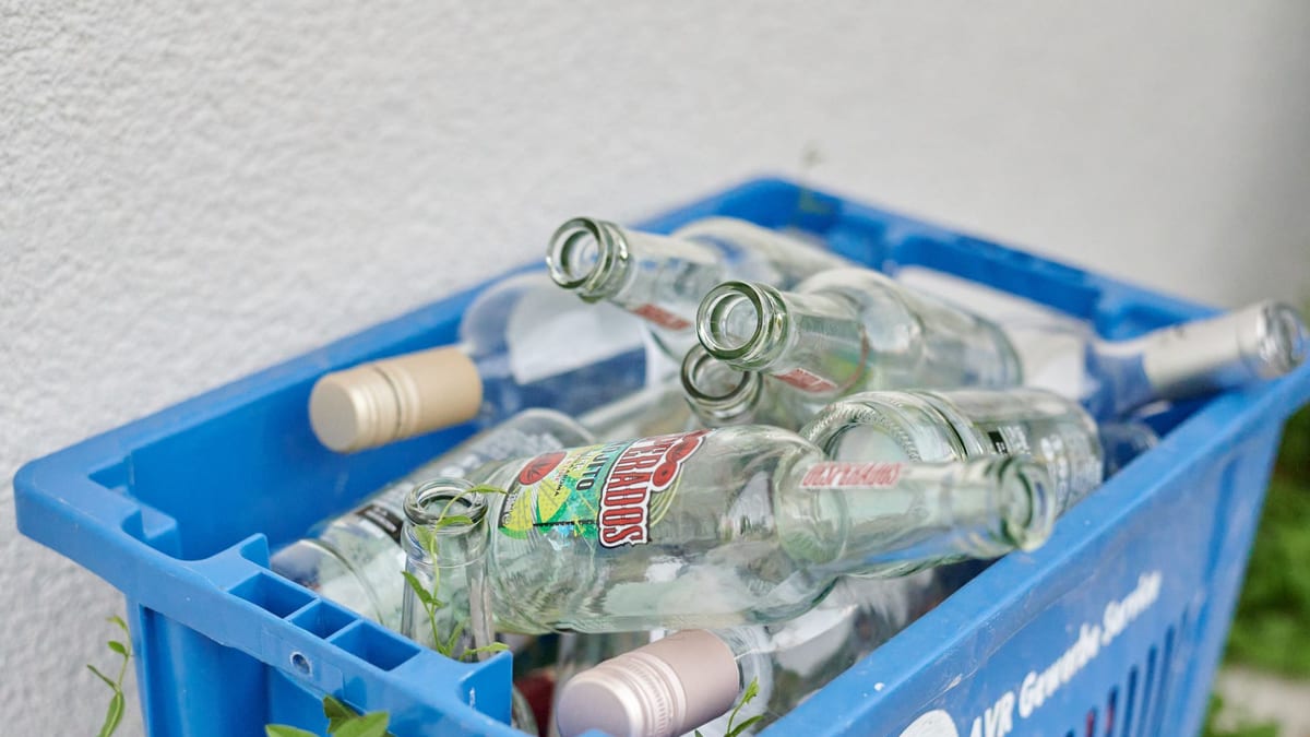 Campaña de reciclaje de vidrio del Ayuntamiento de Pinto y Ecovidrio con educadores ambientales en establecimiento de hostelería