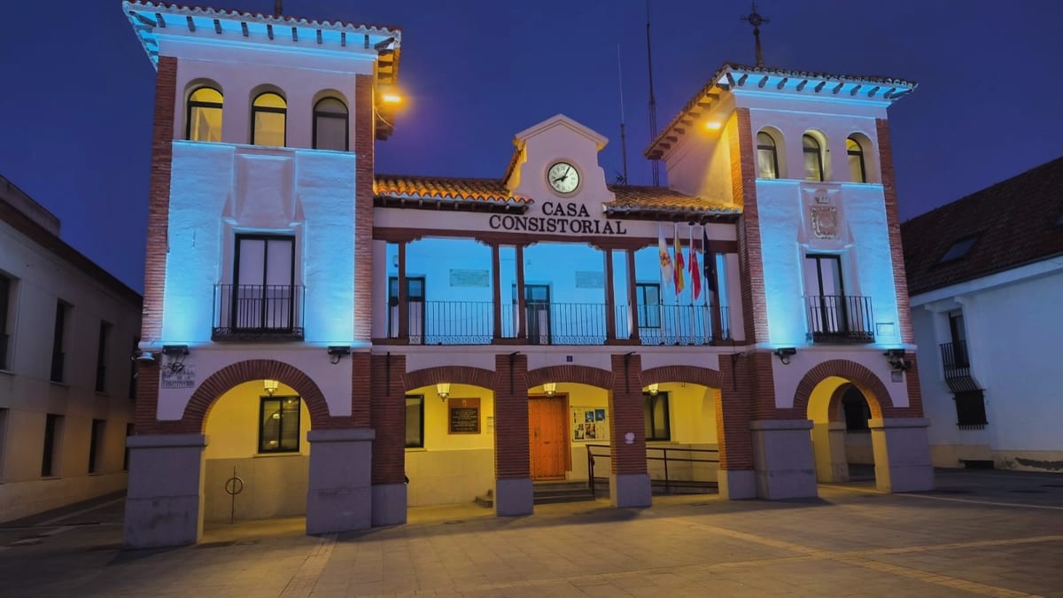 Fachada del Ayuntamiento de Pinto iluminada de azul para la campaña internacional Unidos por la Dislexia