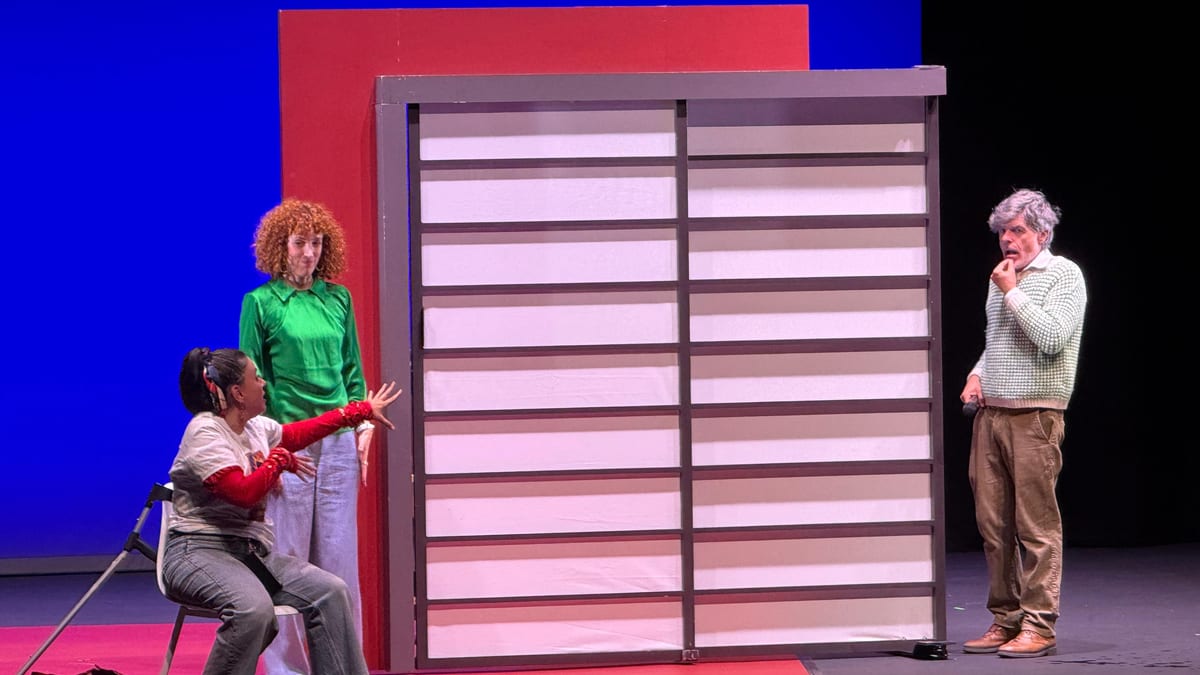 Concejales del Ayuntamiento de Pinto acompañan al público en la inauguración de la temporada del Teatro Francisco Rabal con la obra Bestseller
