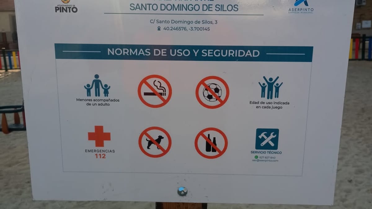 Nuevo panel de señalización del área infantil Santo Domingo de Silos en Pinto, mostrando información de emergencias, normas de seguridad y edades recomendadas