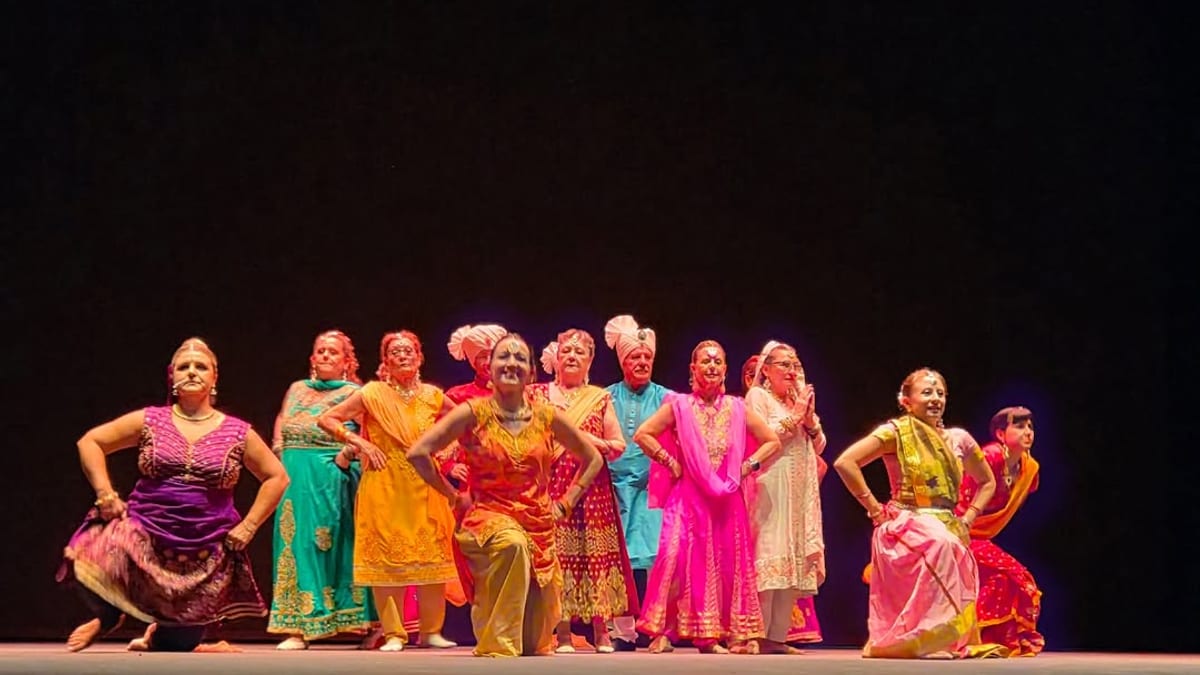 Escena del espectáculo de teatro musical y Bollywood en el Teatro Francisco Rabal de Pinto con bailarines y decoración colorida