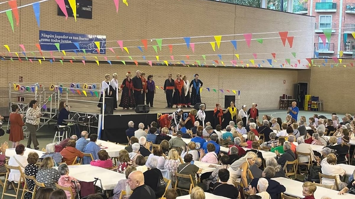 Verbena de Mayores en Pinto: participantes disfrutando de música, baile y convivencia en el pabellón Alberto Contador durante la celebración del Mes del Mayor