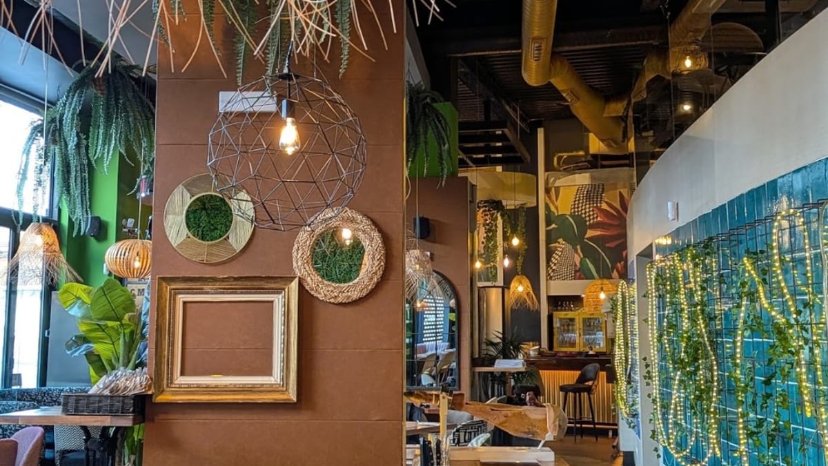 Fachada y ambiente del local Pintx'aki en Navalcarnero con propuesta de pintxos y cocina