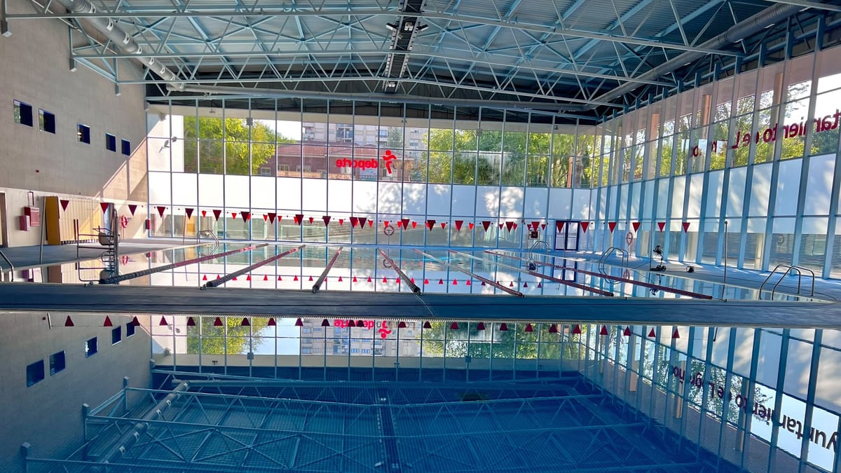 Piscina de Lobete en Logroño con estructuras metálicas y zonas de baño tras las obras de eficiencia energética