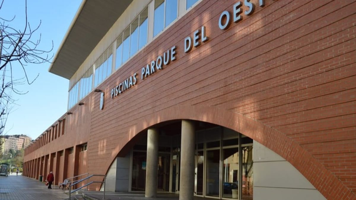Vista de la Piscina Parque del Oeste de Oviedo con sus instalaciones de natación