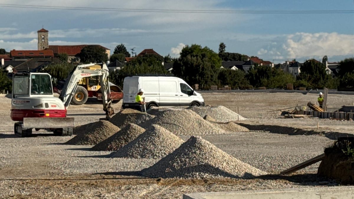 Pista de atletismo en construcción en Soto la Marina, Santa Cruz de Bezana
