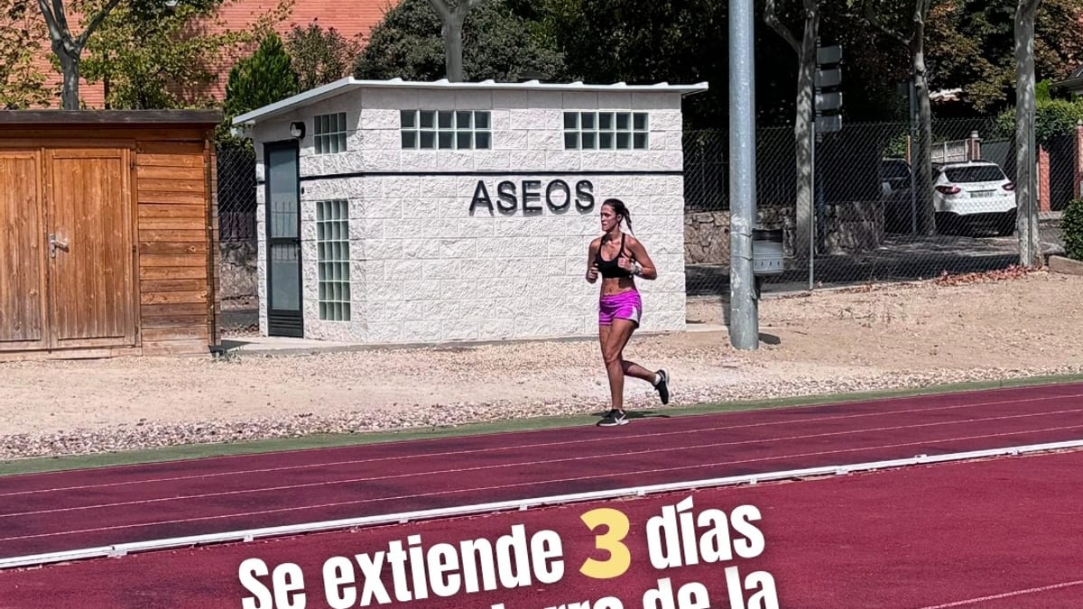 Cartel informativo sobre cierre de pista de atletismo de Torrelodones por mantenimiento