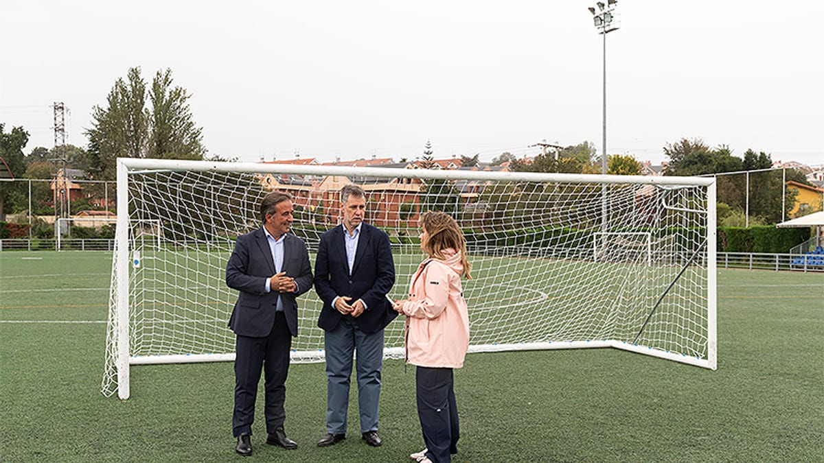 Martínez Abad y el alcalde de Camargo presiden el inicio de las obras de la pista polideportiva del barrio de Las Presas