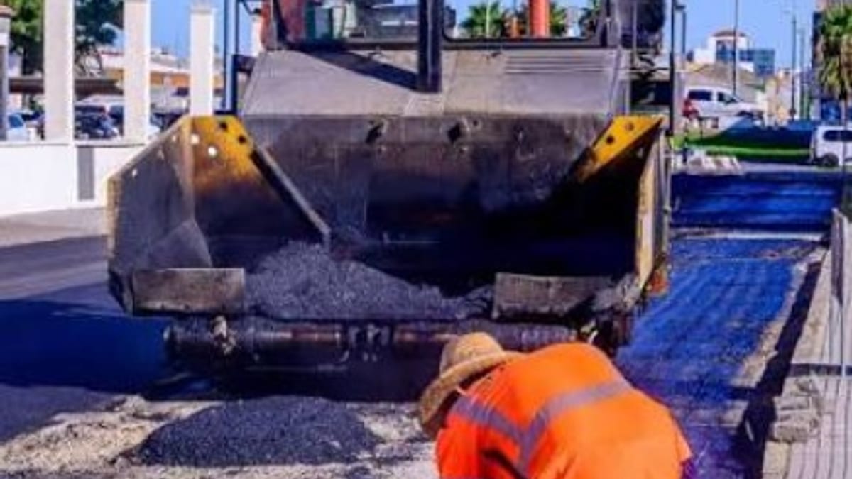 Cartel informativo del Plan de Asfaltado 2026 de Cádiz con presupuesto de 845.000 euros