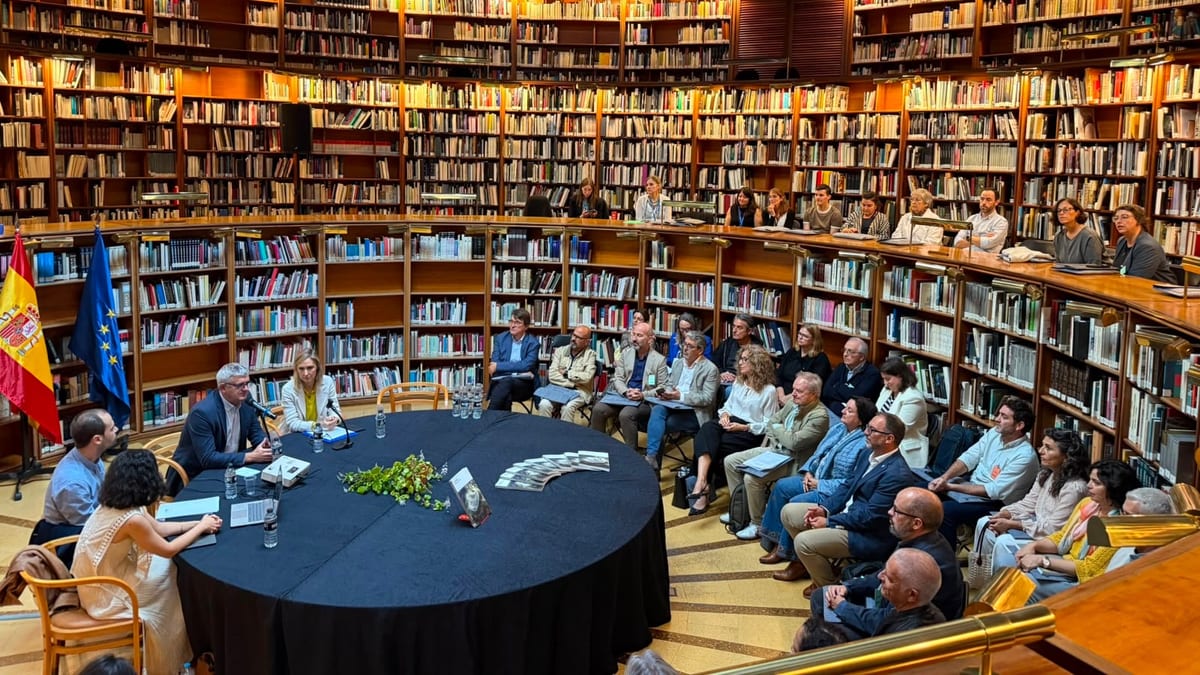 Presentación del Plan Nacional de Arqueología con autoridades y profesionales reunidos en una sala de biblioteca con mesas redondas