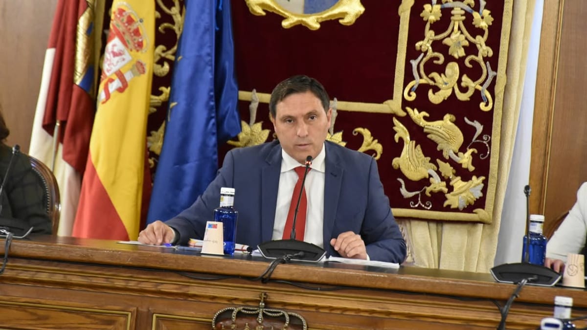 Álvaro Martínez Chana, presidente de la Diputación de Cuenca, en el hemiciclo durante la presentación del nuevo Plan Provincial de Cooperación
