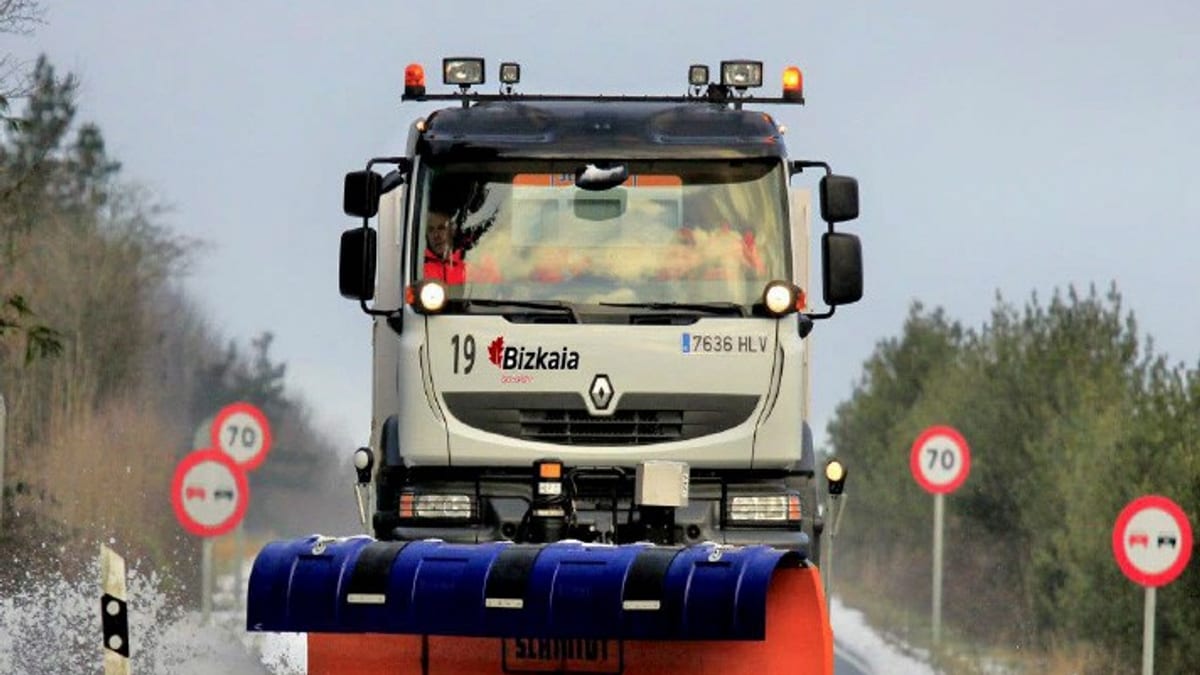 Cartel del Plan de Vialidad Invernal 2026-2027 de la Diputación de Bizkaia con información sobre recursos y medios disponibles