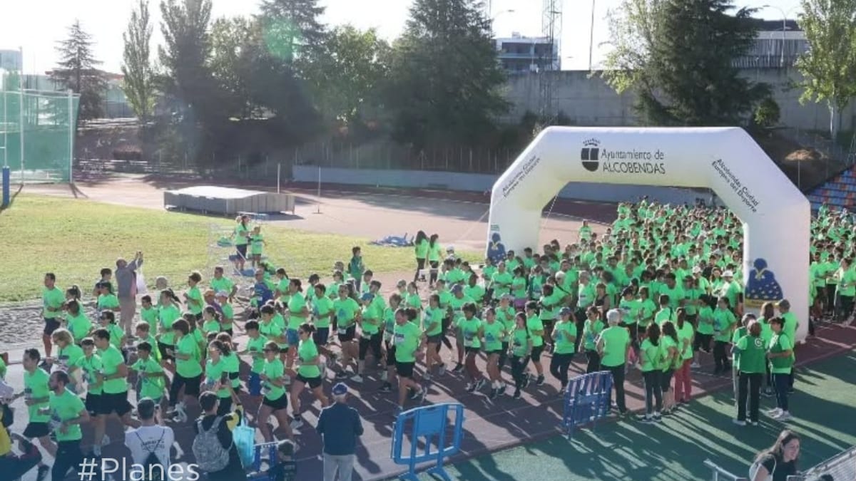 Cartel informativo de planes de fin de semana en Alcobendas del 23 al 25 de octubre con exposición de arte, Milla Escolar y Marcha contra el Cáncer
