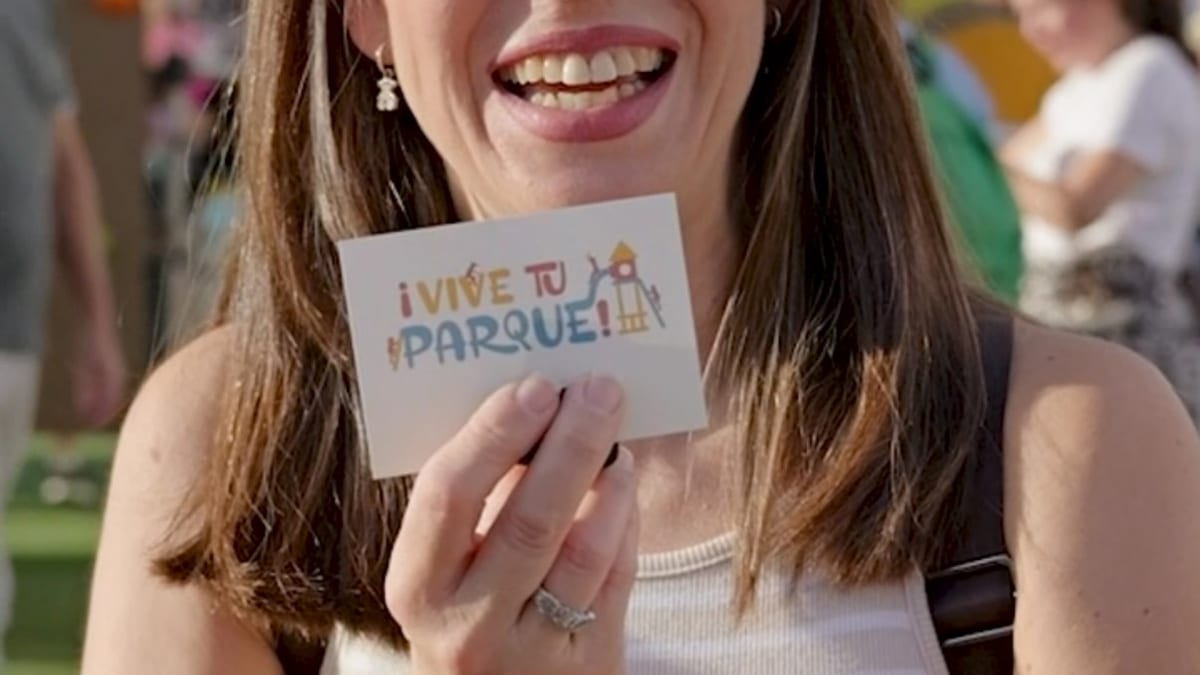 Visitantes disfrutando de la jornada de Vive tu Parque en la Plaza Antinoo de Sevilla