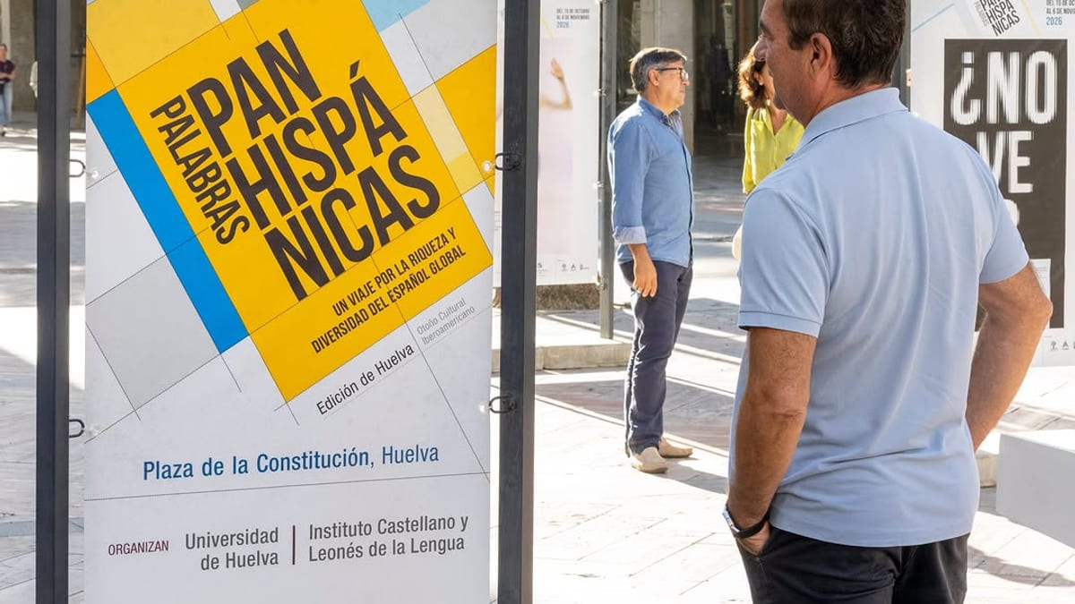 Cartel de la exposición Palabras panhispánicas en la Plaza de la Constitución de Huelva, del 15 de octubre al 6 de noviembre de 2026