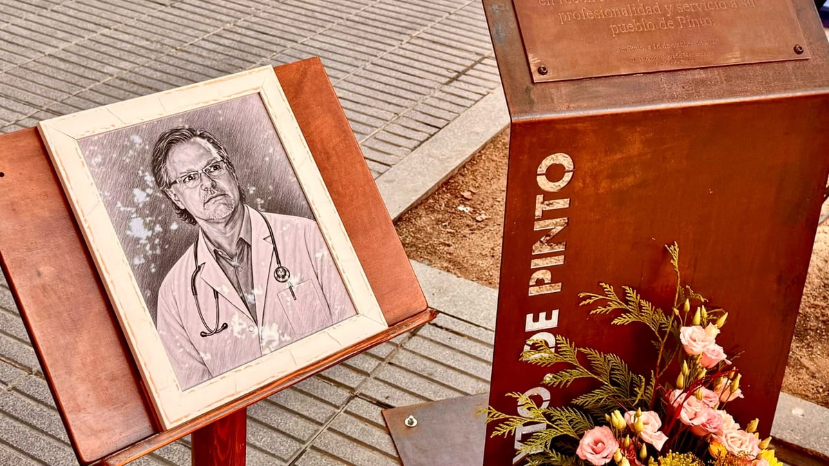 Placa conmemorativa de la Plaza Doctor Julio Taeño en Pinto con inscripción en reconocimiento a su dedicación, profesionalidad y servicio
