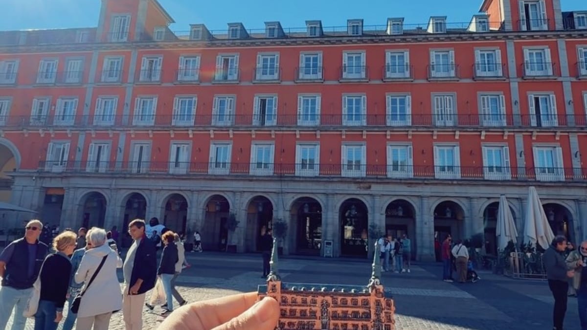 Plaza Mayor de Madrid, icónico espacio histórico y atracción turística en el corazón de la capital