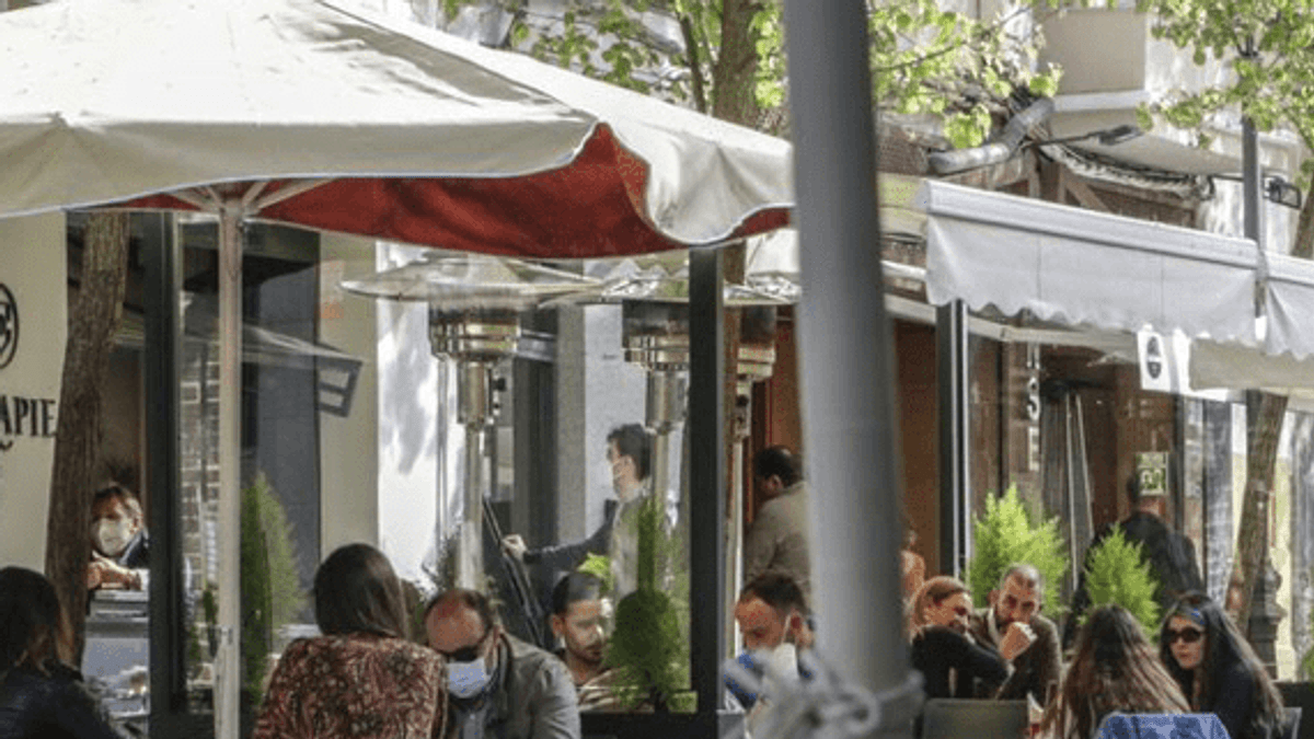 Terraza de un bar en Cáceres con mesas y sillas en espacio público