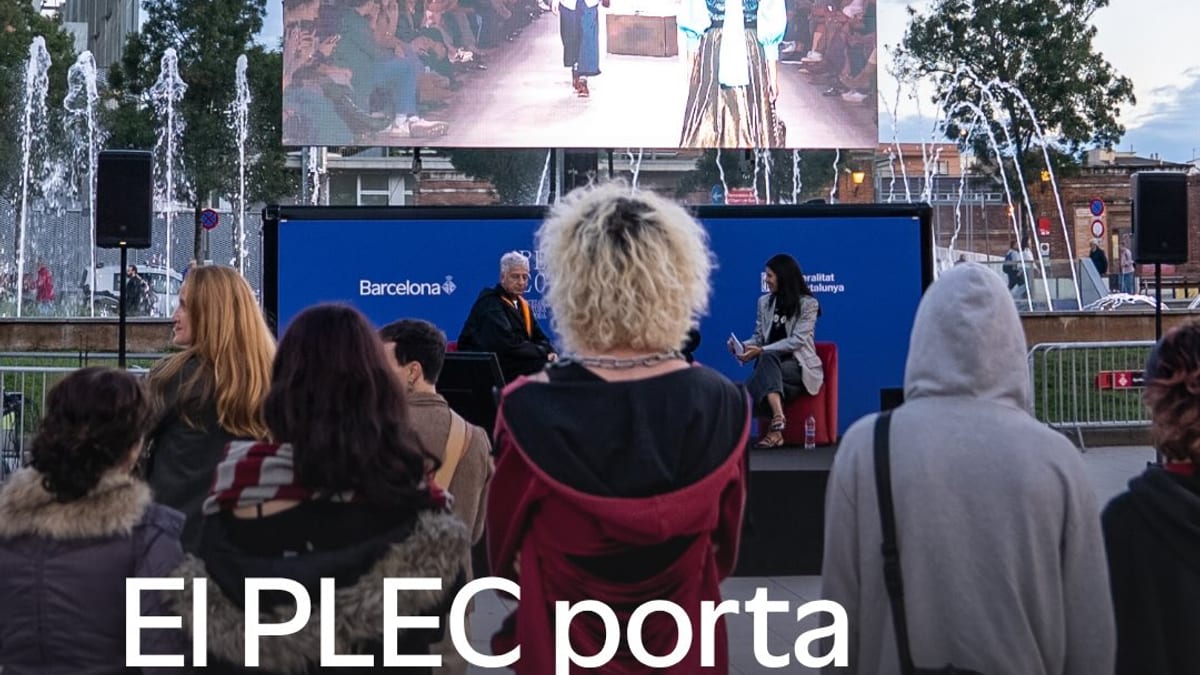 Remolc con pantalla del PLEC en una plaza de Barcelona mostrando desfiles de moda en directo