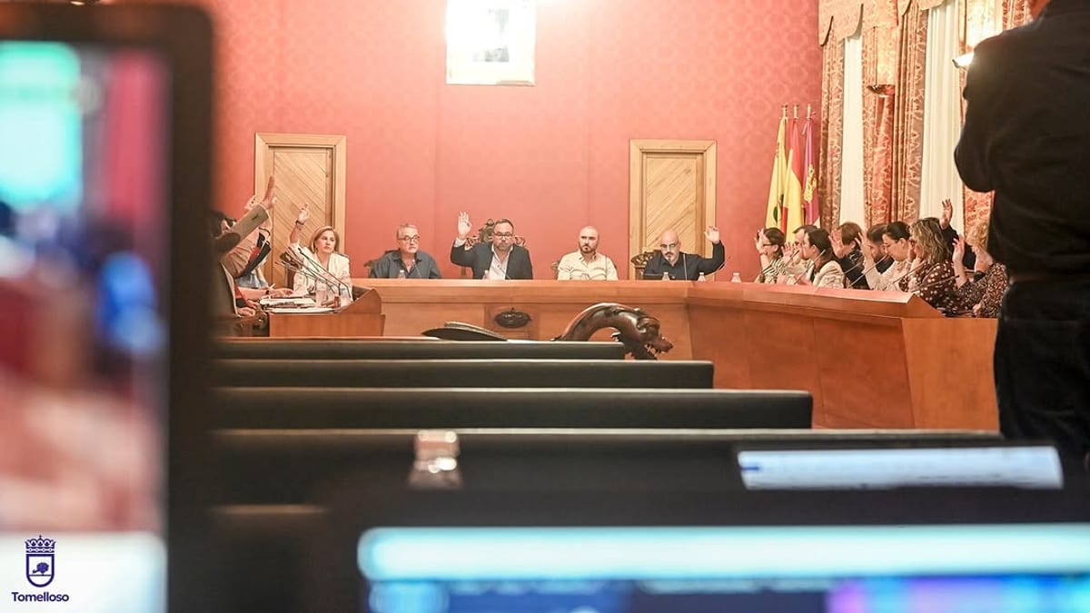 Pleno municipal de Tomelloso aprobando bajadas de tasas para nadadores federados y terrazas de hostelería