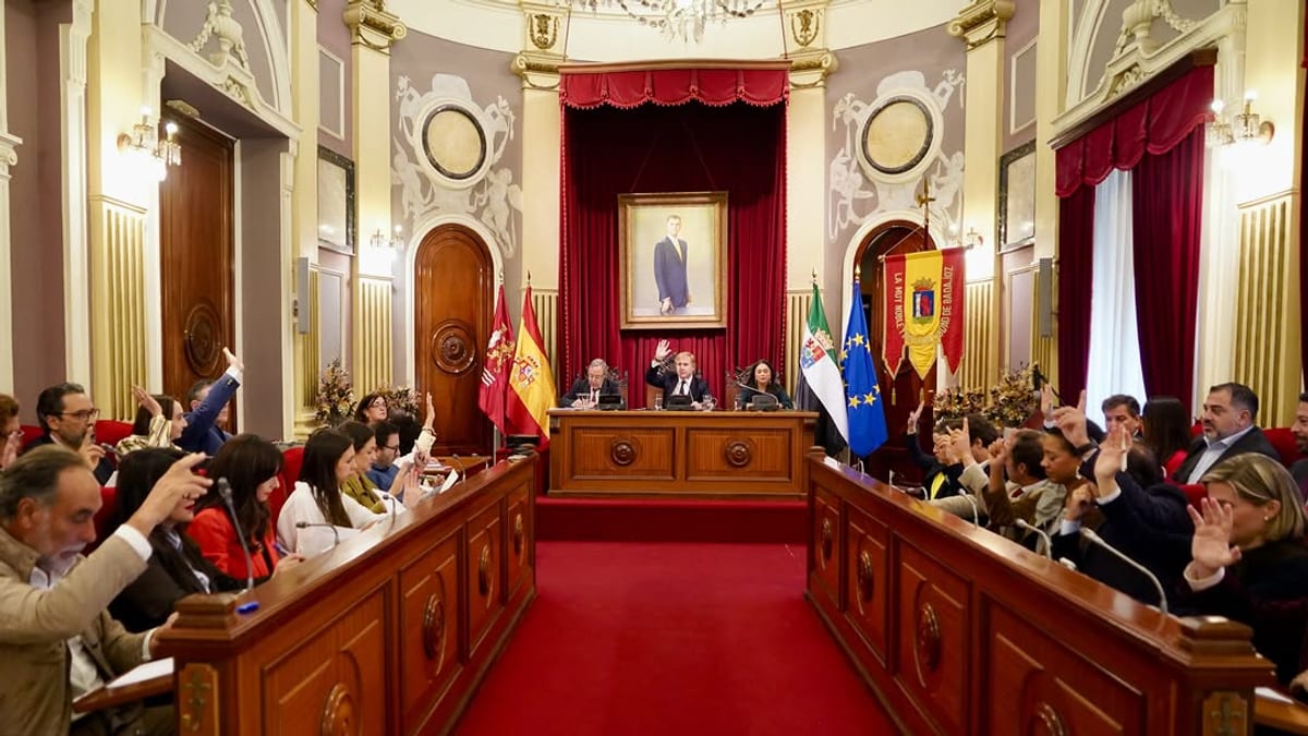 Hemiciclo del pleno del Ayuntamiento de Badajoz durante la sesión de aprobación de nominación de calles