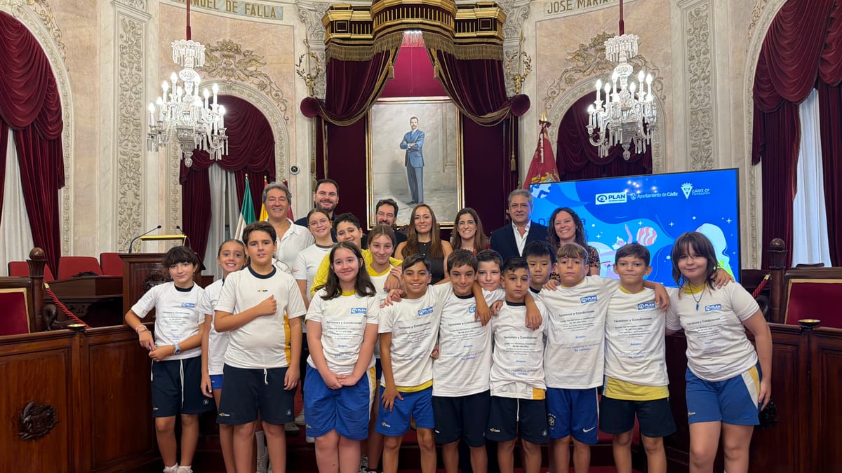 Grupo de alumnas posando durante el pleno infantil en el Ayuntamiento de Cádiz, con logo de la Fundación Cádiz visible al fondo