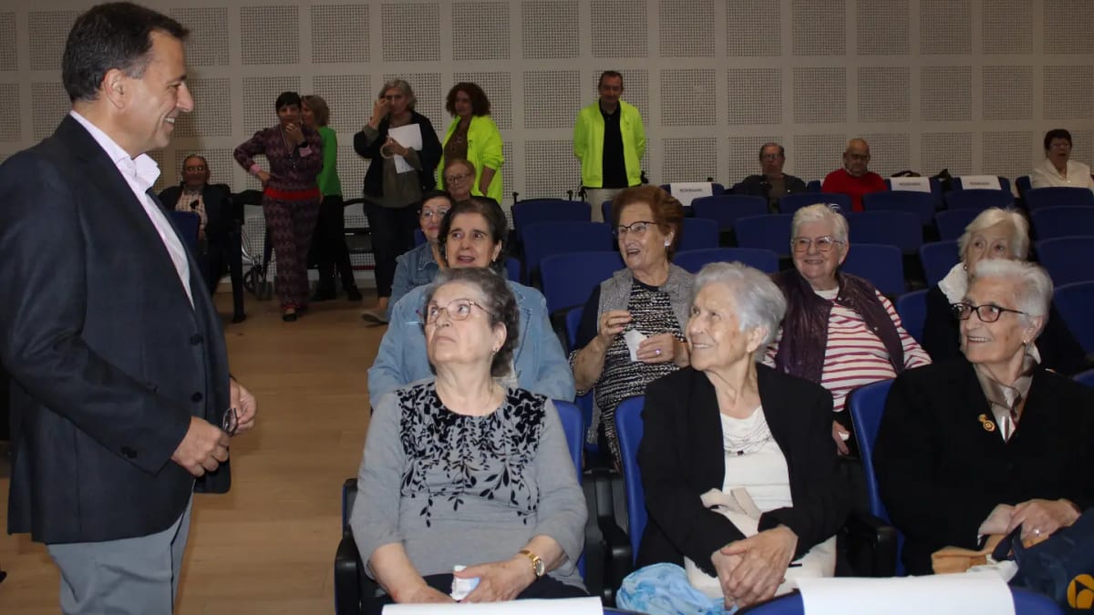 El alcalde Manuel Serrano participa en la primera charla del programa 'No me olvides' en el Centro Ágora de Albacete