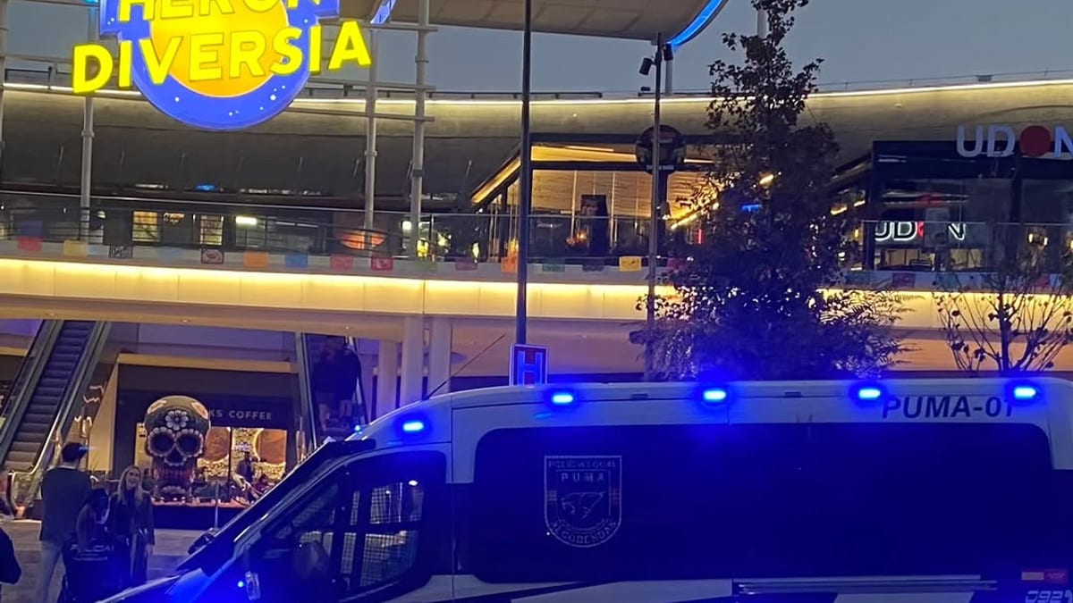 Cartel informativo de la Policía Local de Alcobendas sobre vigilancia reforzada durante Halloween en zonas de ocio, transporte y espacios públicos