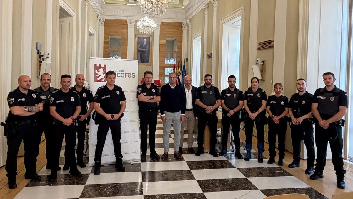 Seis nuevos agentes de la Policía Local de Cáceres en prácticas son recibidos por el Ayuntamiento