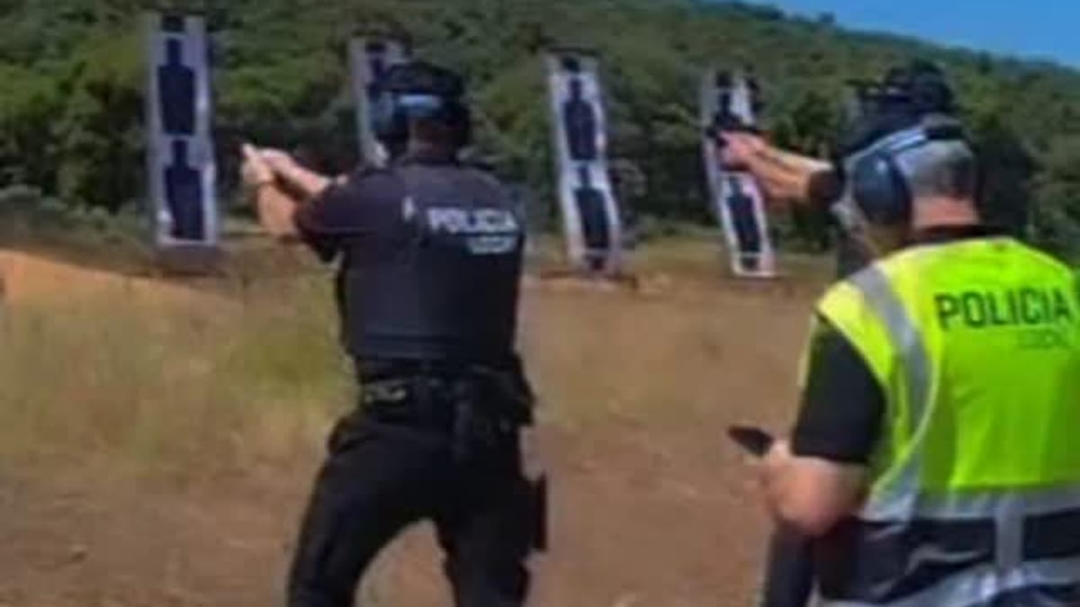 Agentes de la Policía Local de Cáceres realizando prácticas de tiro en instalaciones de entrenamiento
