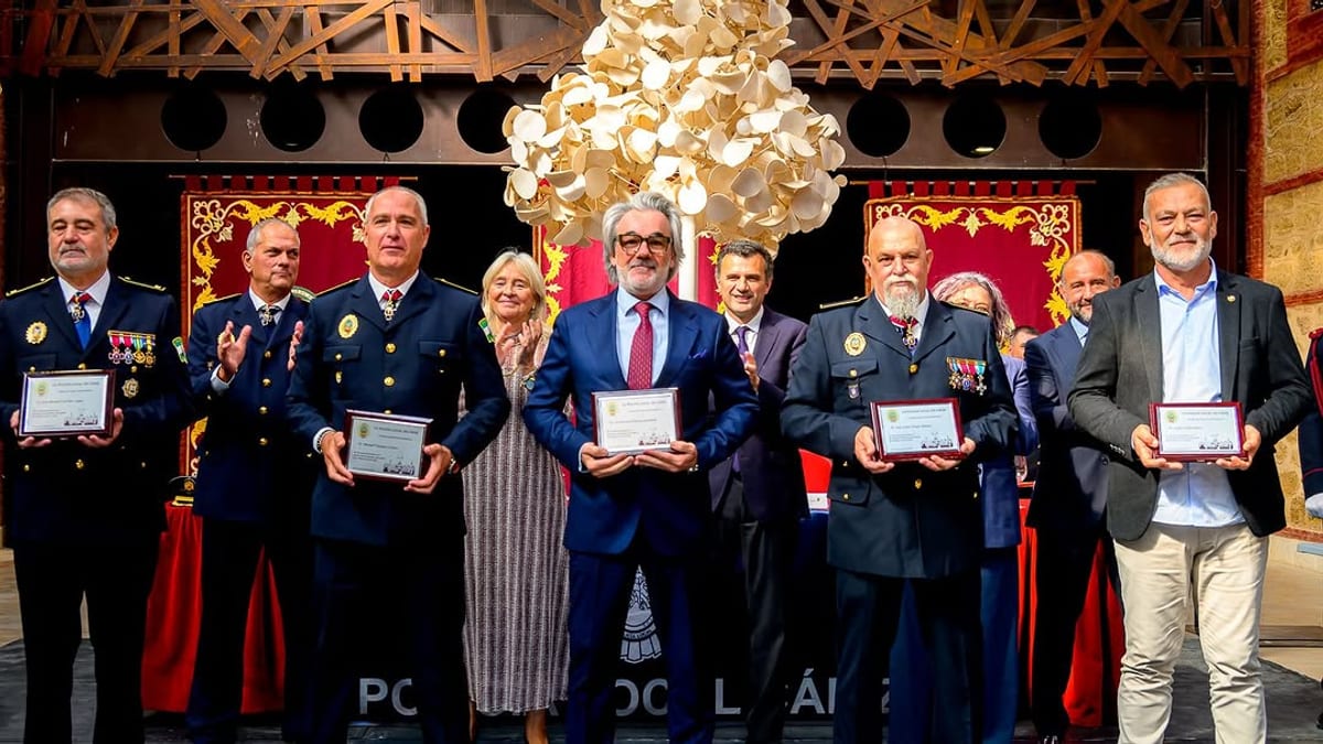 Ceremonia de entrega de distinciones de la Policía Local de Cádiz con autoridades y agentes posando para la fotografía