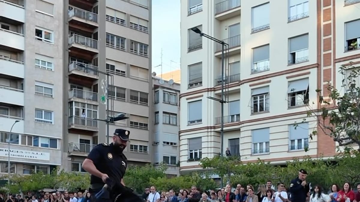 Exhibición de unidades caninas de la Policía Local de Castelló con agentes y perros policía