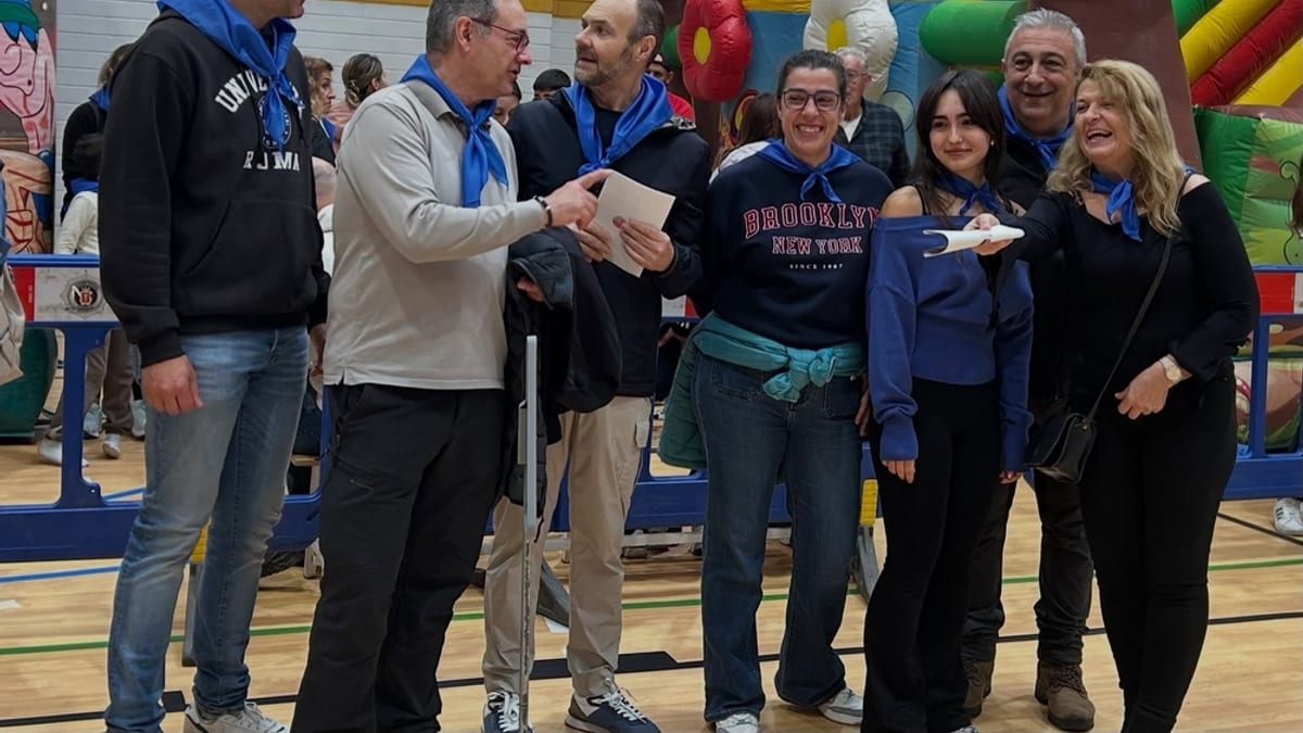 Evento solidario de Policía Local en el polideportivo Fuente del Oro de Cuenca con participantes durante la paella solidaria