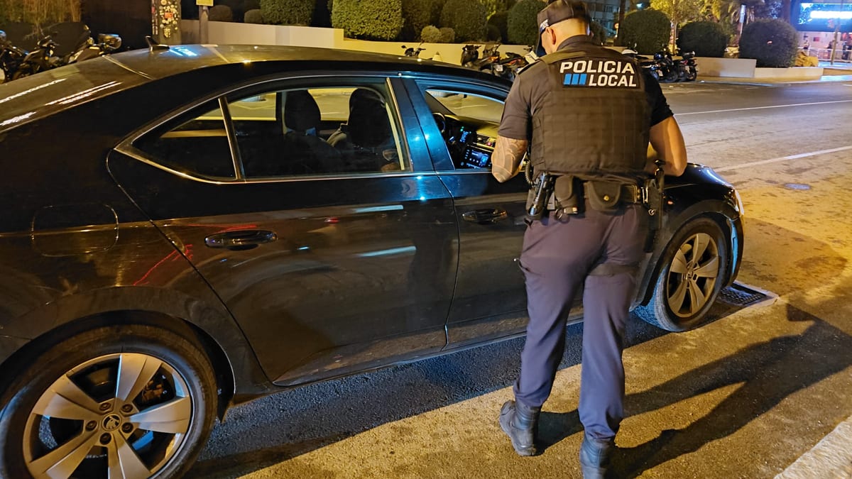 Agente de la Policía Local de Eivissa durante operativo nocturno